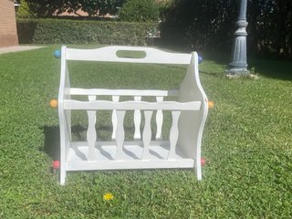 Revistero de madera blanco