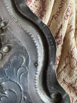 Vassoio in peltro decorato
