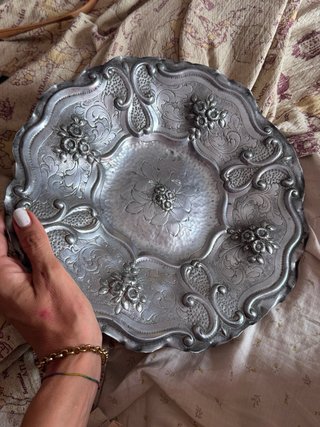 Vassoio in peltro decorato