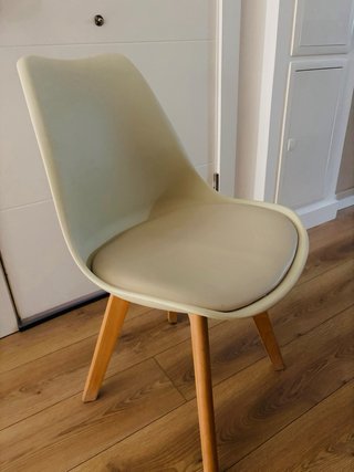 Silla Beige Moderna Patas Madera