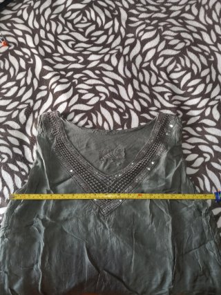 Blusa sin mangas verde oliva con lentejuelas