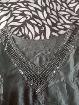 Blusa sin mangas verde oliva con lentejuelas