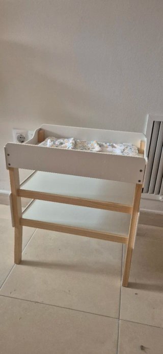 Culla, armadio, fasciatoio e seggiolone giocattolo.