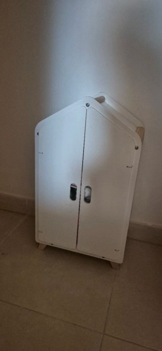 Culla, armadio, fasciatoio e seggiolone giocattolo.