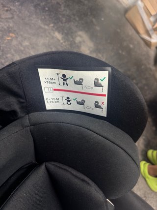 Silla de coche para bebé negra.