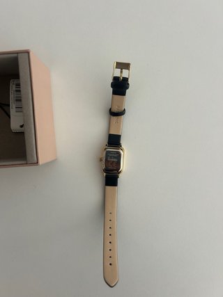 Elegante reloj de mujer sin usar