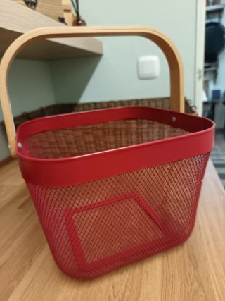 Cesta metálica roja con asa de madera