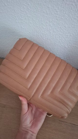 Bolso camel acolchado con cadena
