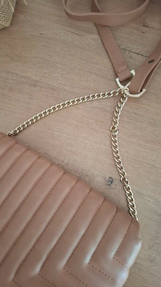 Bolso camel acolchado con cadena