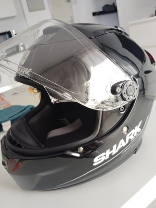 Casco de moto Shark negro. Talla XS