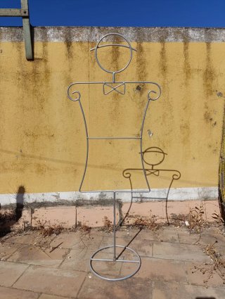 Galán de metal plateado