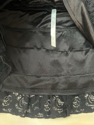 Minifalda volantes negra encaje