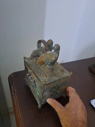Cofre Persa de bronce antiguo