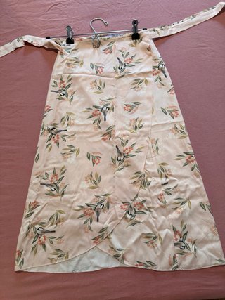 Falda Pareo con Estampado Floral y apertura en pie