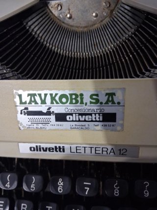 Máquina de escribir Olivetti Lettera 12
