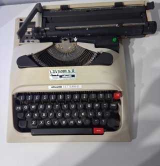 Máquina de escribir Olivetti Lettera 12