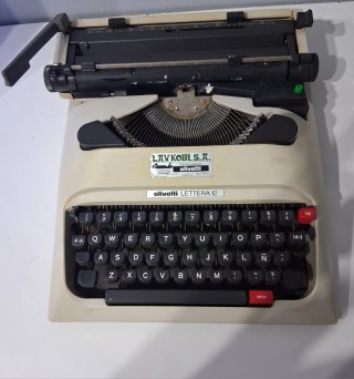 Máquina de escribir Olivetti Lettera 12