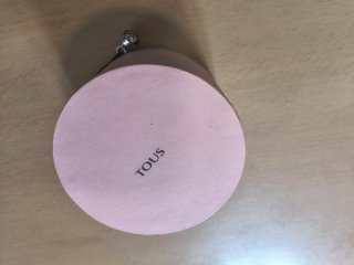 Caja Tous rosa con cinta negra y charm