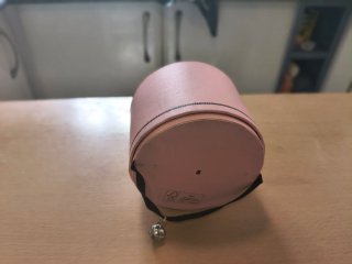 Caja Tous rosa con cinta negra y charm