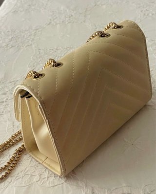 Pochette beige con dettagli oro