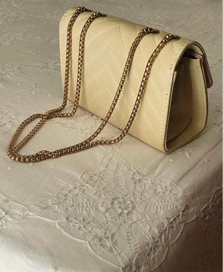 Pochette beige con dettagli oro