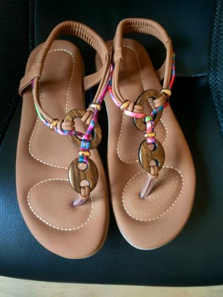 Sandalias de verano marrones y multicolor