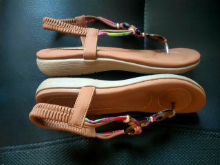 Sandalias de verano marrones y multicolor