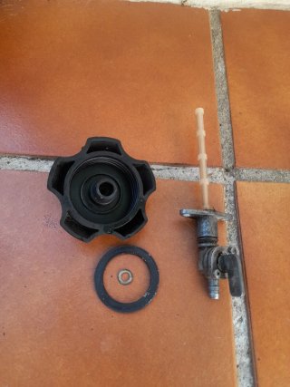 Grifo gasolina y tapón depósito Gilera Hak