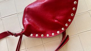 Bolso de hombro rojo con tachuelas