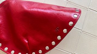 Bolso de hombro rojo con tachuelas
