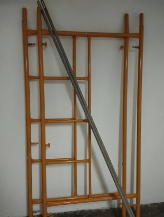 Andamios y tijera de metal