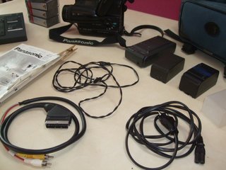 CÁMARA DE VIDEO VHS-C PANASONIC + ACCESORIOS