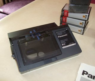 CÁMARA DE VIDEO VHS-C PANASONIC + ACCESORIOS