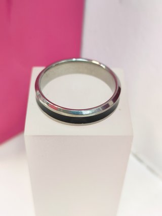 Anillo acero plateado con linea negra T26