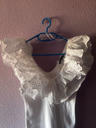 Vestido Ibicenco blanco de Zara con volantes