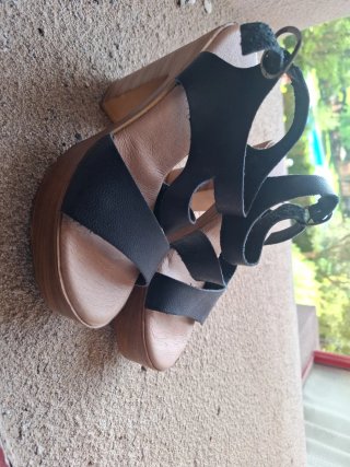 Sandalias de plataforma negras y marrones