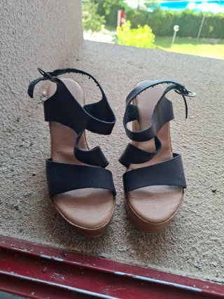 Sandalias de plataforma negras y marrones