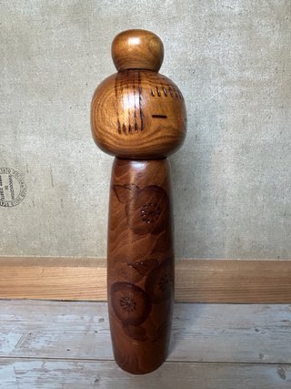 Kokeshi Kantsubaki di Kazuo Takamizawa (25 cm)