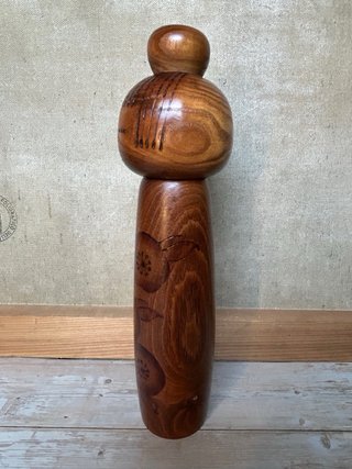 Kokeshi Kantsubaki di Kazuo Takamizawa (25 cm)