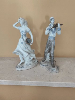 Pareja de músicos de porcelana .