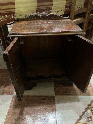 Cómoda antigua de madera y mesita
