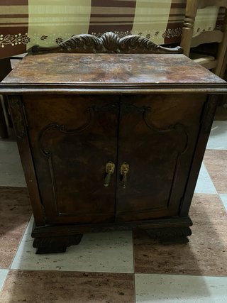 Cómoda antigua de madera y mesita