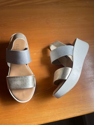 Sandalias doradas y plateadas