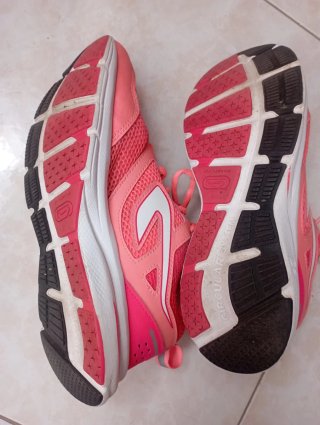 Zapatillas running Kalenji coral y blancas