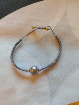 Pulsera perla gris y detalles dorados