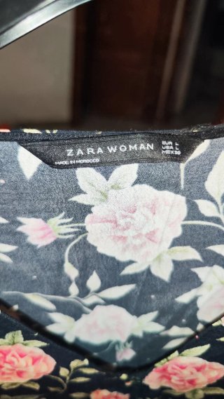 Blusa Zara floral negra y rosa