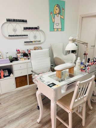 Mesa de manicura y sillón de pedicura y más cosas