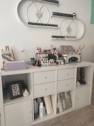 Mesa de manicura y sillón de pedicura y más cosas