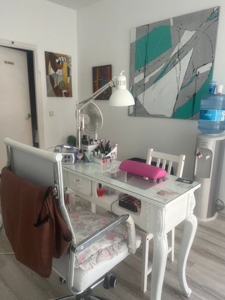 Mesa de manicura y sillón de pedicura y más cosas