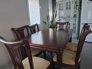Mesa de comedor y 6 sillas de madera
